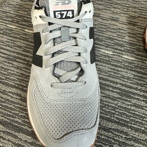 New Balance 574 Men's size 9 Gray and Black Athletic Shoes